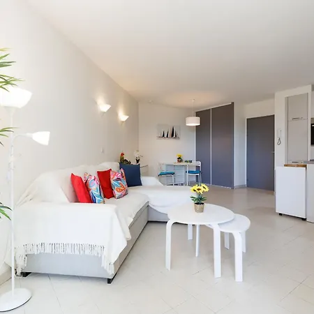 Les Pins Bleus * أنتيب